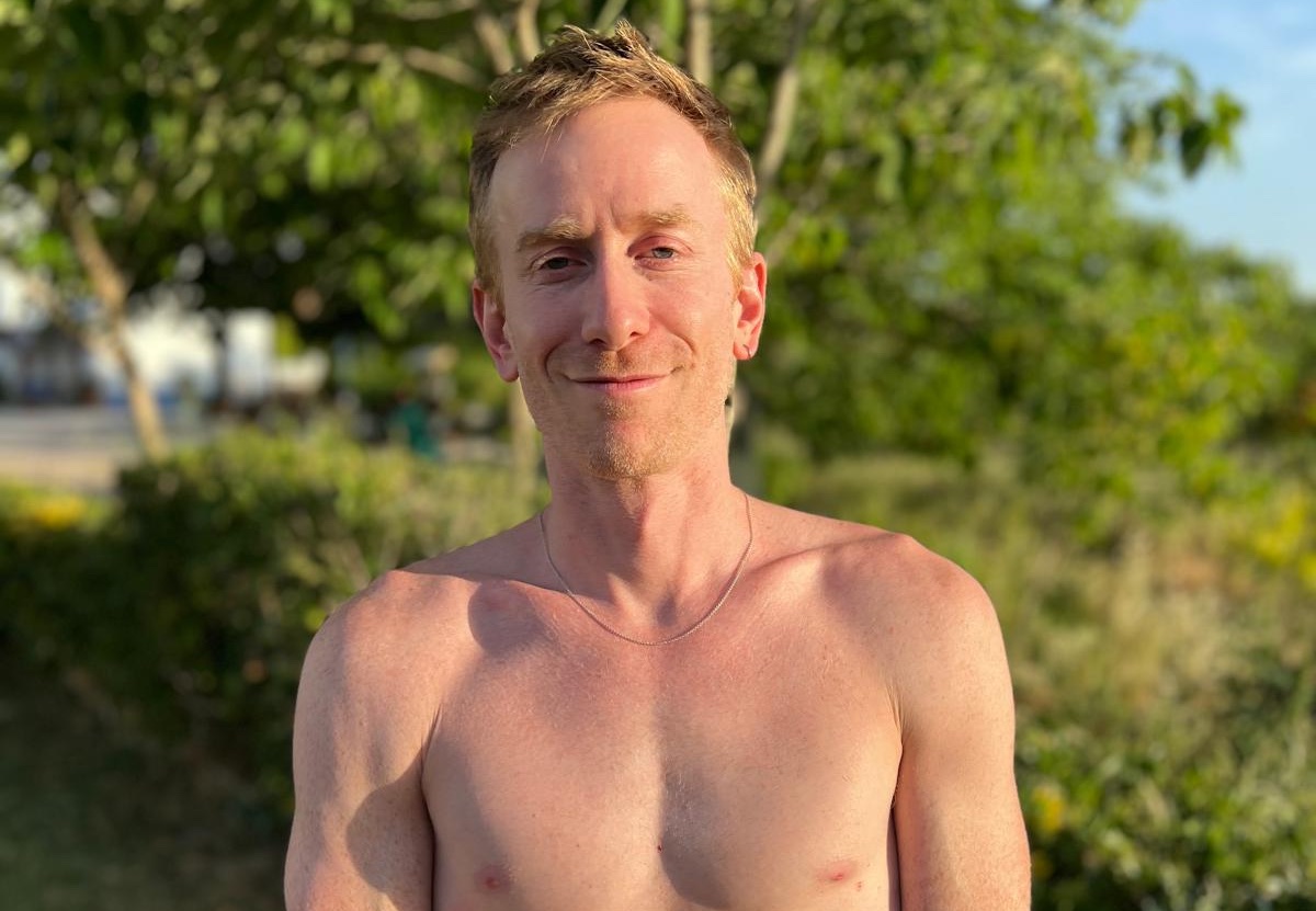 Nude vinyasa yoga for men with Henry (all levels)